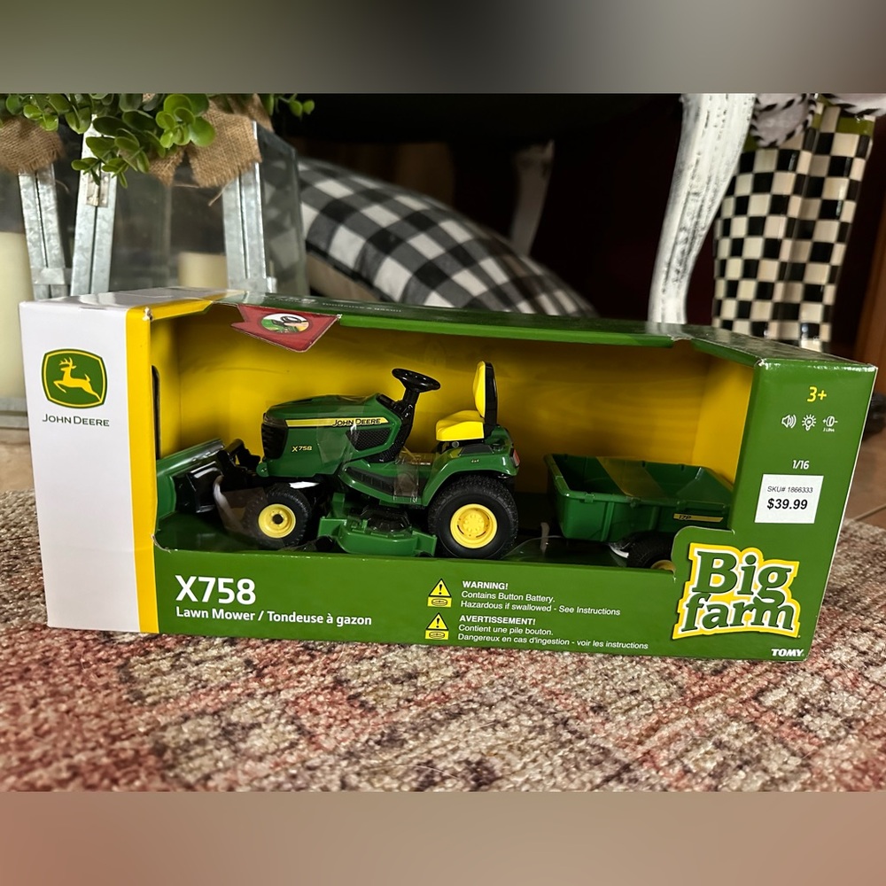BNIB! JOHN DEERE X758 Lawn Mower Toy 💚
